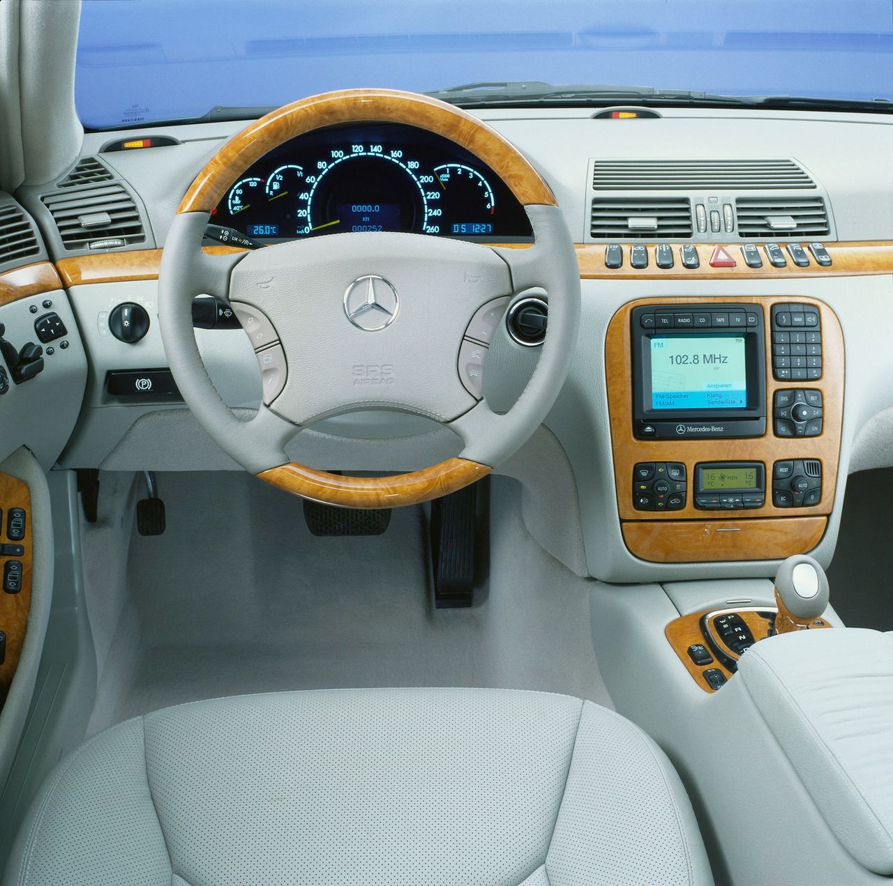 Wnętrze klasy S W220. Jeszcze nikt nie wiedział, ile z tych rzeczy będzie się psuło. Rok 1999 (fot. Daimler AG)