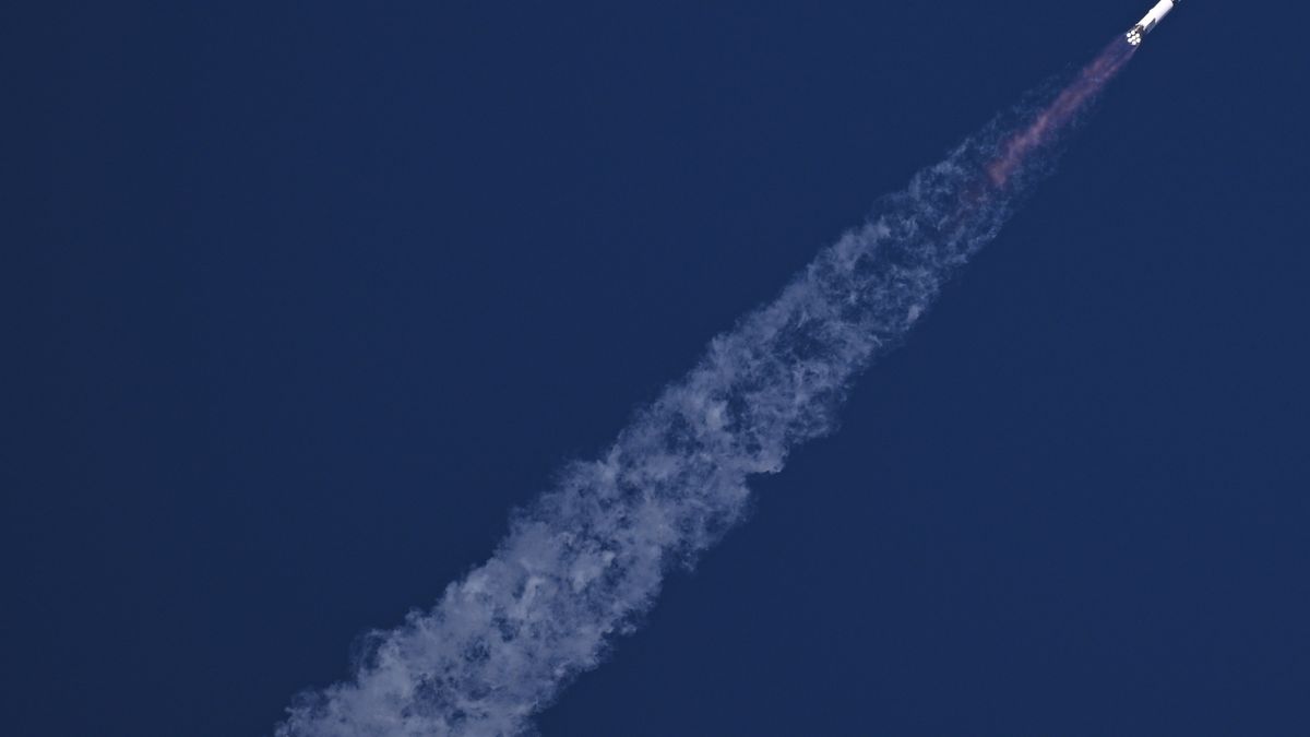 CAPE CANAVERAL, FLORIDA - NOVEMBER 13: The Blue Origin New Glenn rocket lifts off at Launch Complex 36 in its second launch attempt at Cape Canaveral Space Force Station on November 13, 2025 in Cape Canaveral, Florida. New Glenn's second mission, NG-2, sends the NASA twin ESCAPADE spacecraft to Mars. Also aboard is a Viasat technology demonstrator in support of the NASA Communications Services Project. (Photo by Miguel J. Rodriguez Carrillo/Getty Images)