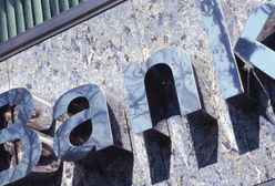 Okradła kilkanaście osób, podając się za pracownicę banku