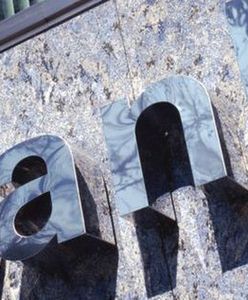 Okradła kilkanaście osób, podając się za pracownicę banku