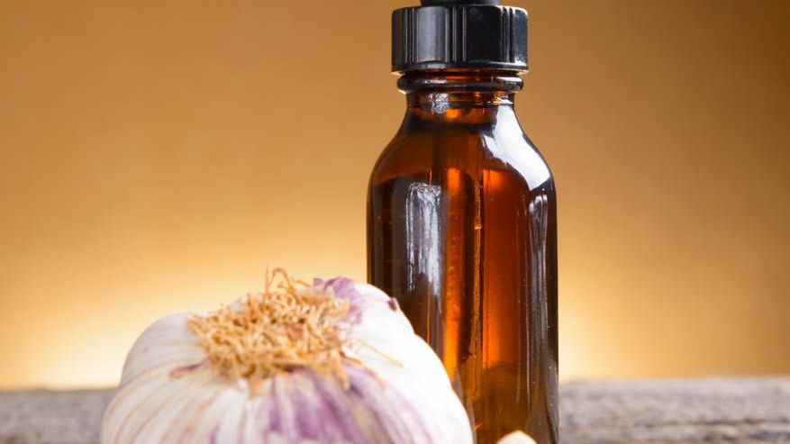 Domowy szampon czosnkowy na porost i wypadanie włosów (WIDEO)