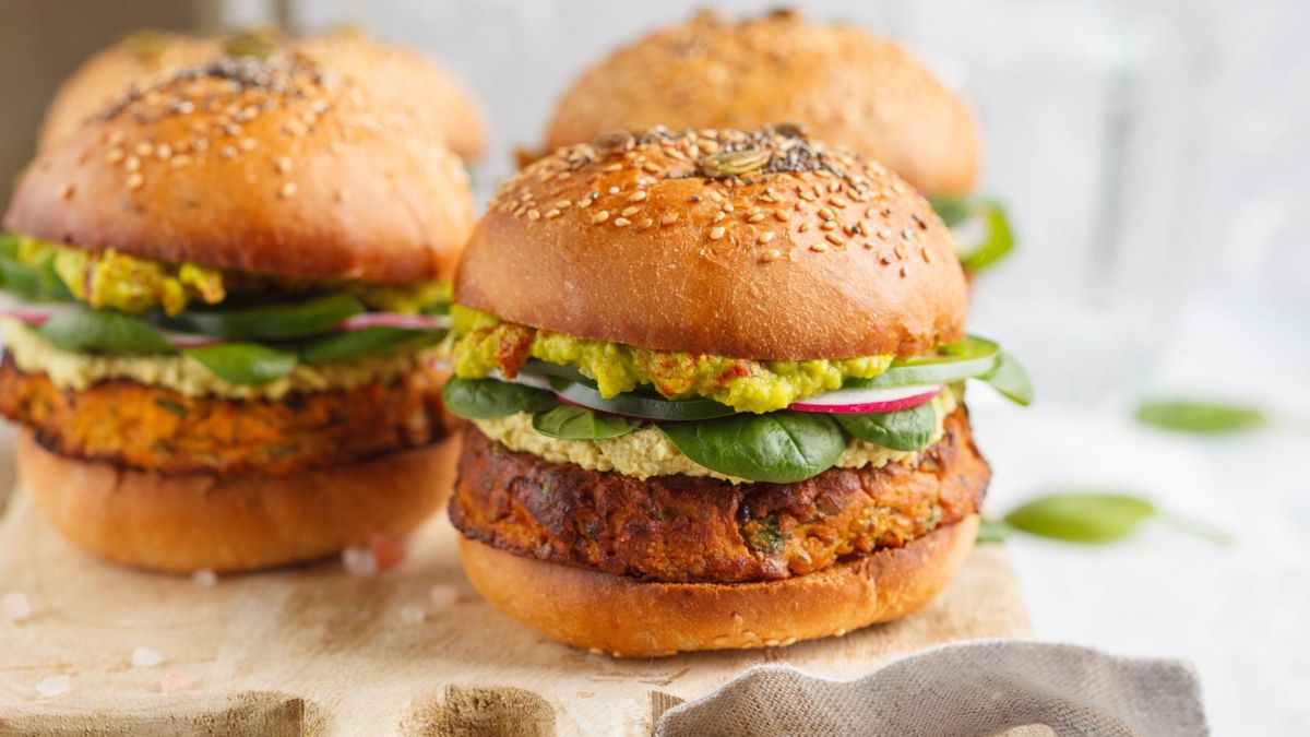Wegańskie burgery to przetworzona niezdrowa żywność