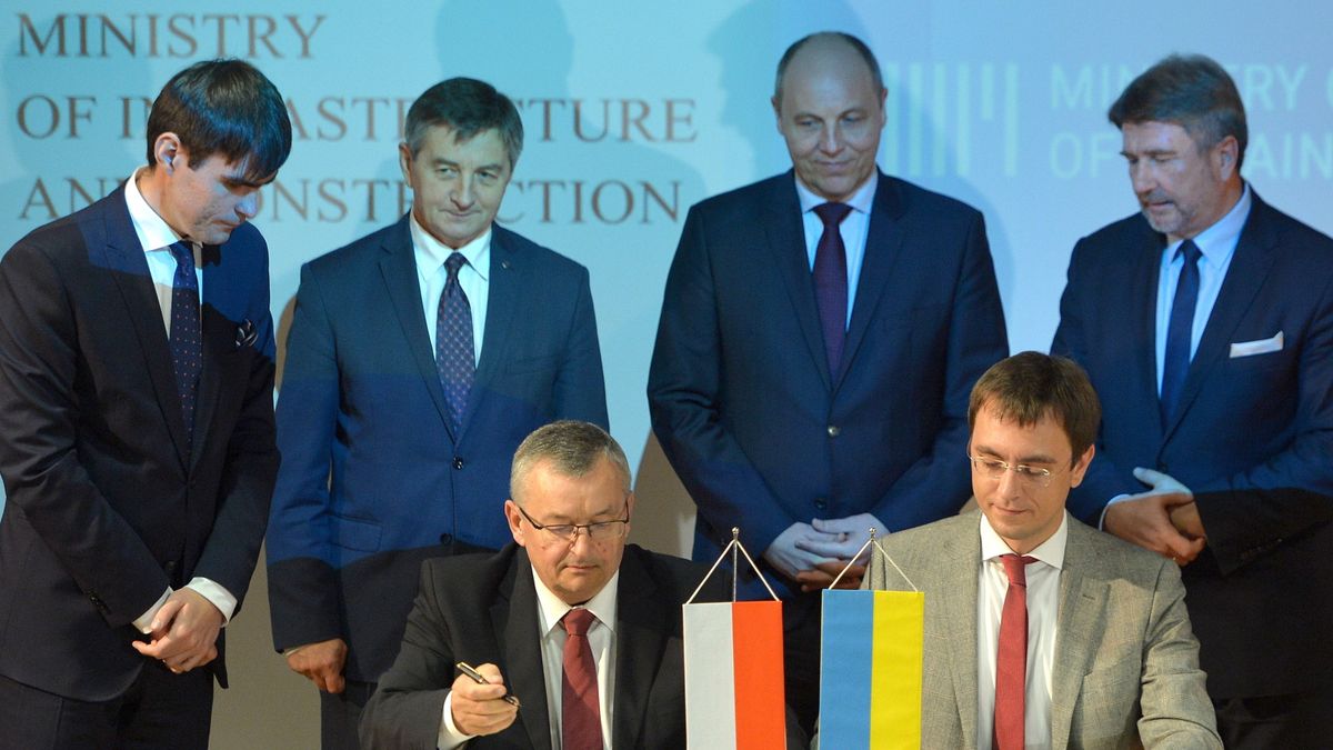 Minister Adamczyk i minister infrastruktury Ukrainy Wołodymyr Omeljan podczas podpisania memorandum o współpracy w ramach projektu Via Carpatia