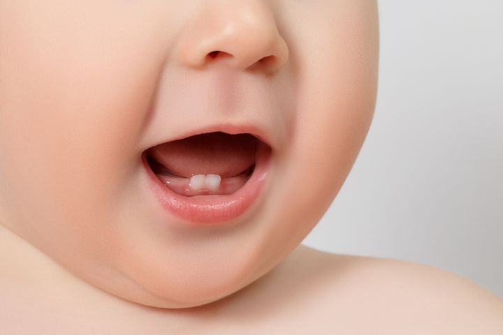 Zęby mleczne to pierwsze zęby dziecka, określane mianem mleczaków.