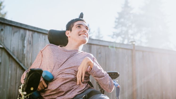 Atetoza, która często uniemożliwia prawidłowe funkcjonowanie, związana jest z uszkodzeniami ważnych struktur układu pozapiramidowego.