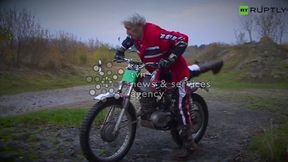 Ma 84 lata, jeździ na motocyklu