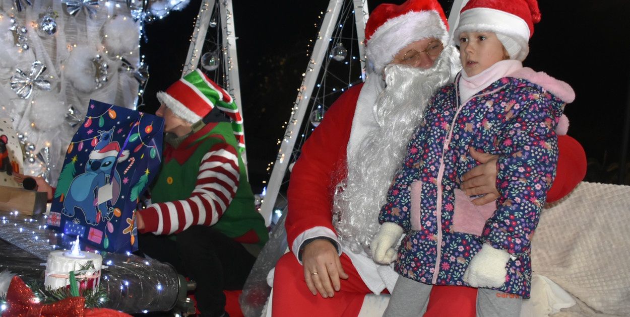 Dereźnia-Zagrody: Fabryka zabawek.  Mikołaj na platformie odwiedził wioskę