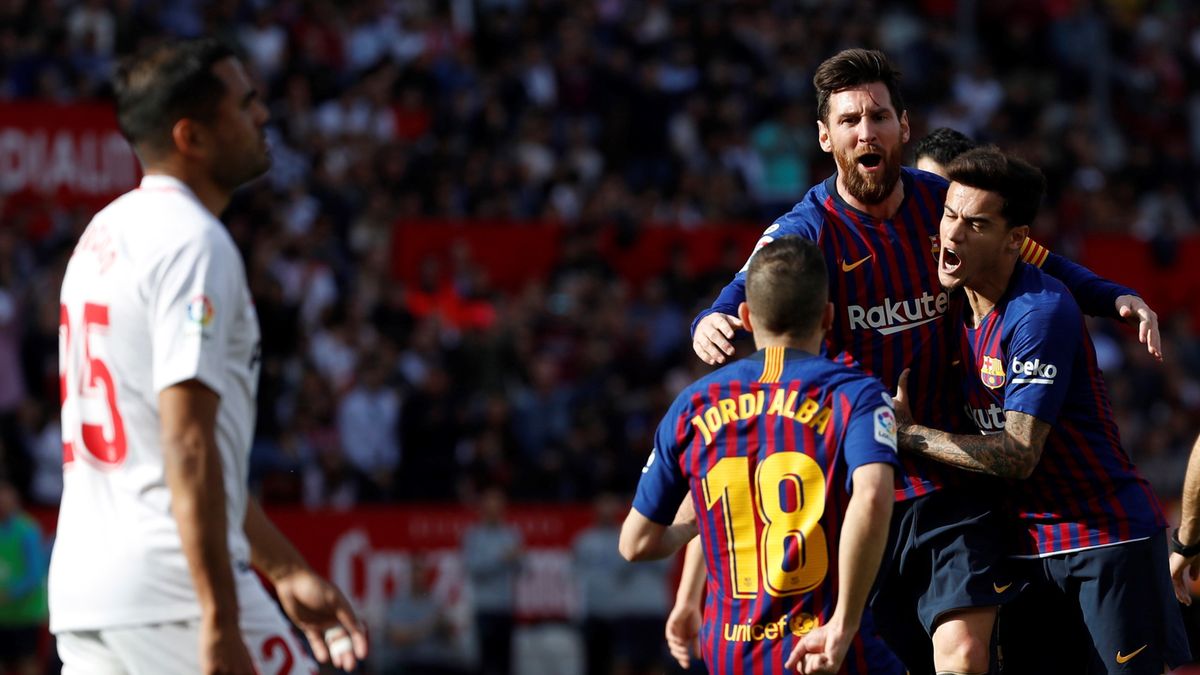 Lionel Messi (w środku)