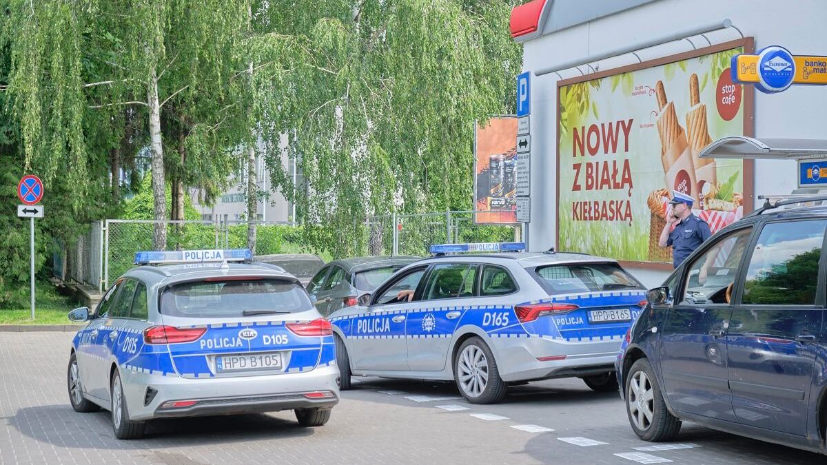 Policja na stacji Orlen w trakcie próby blokady kierowcy przez kierowców
