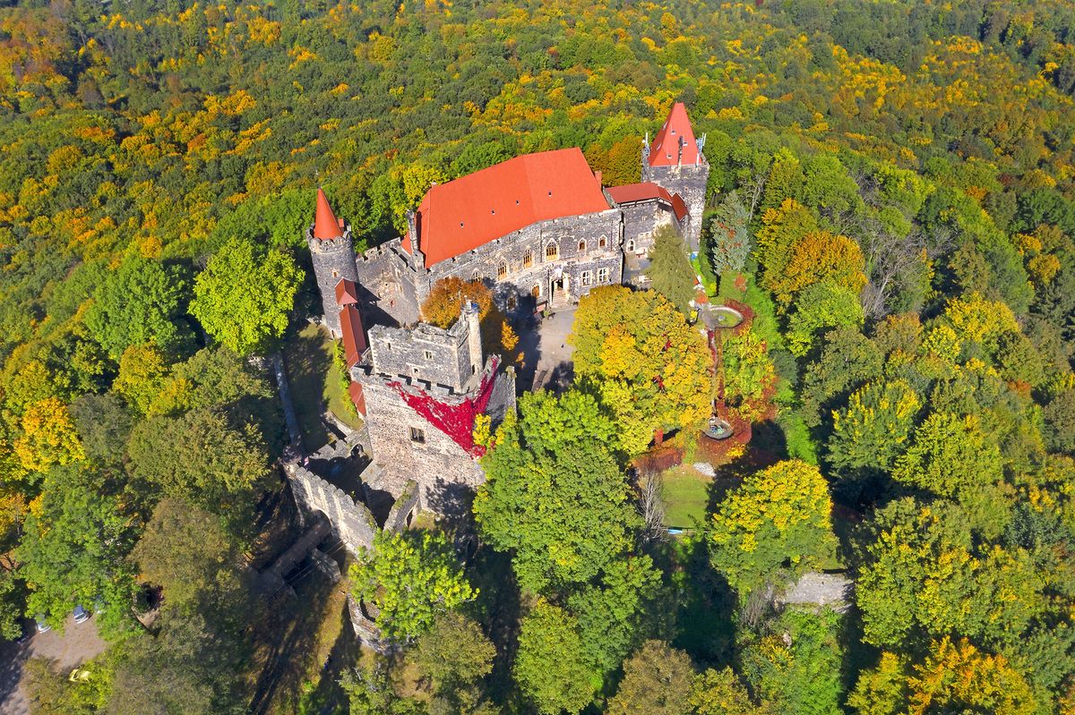 Na charakterystycznym stożku w Krainie Wygasłych Wulkanów usytuowany jest malowniczo zamek Grodziec