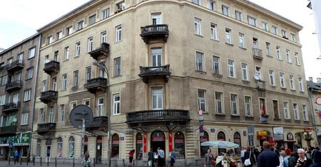 Warszawa. Remont kamienicy na skrzyżowaniu ulic Chmielnej i Szpitalnej