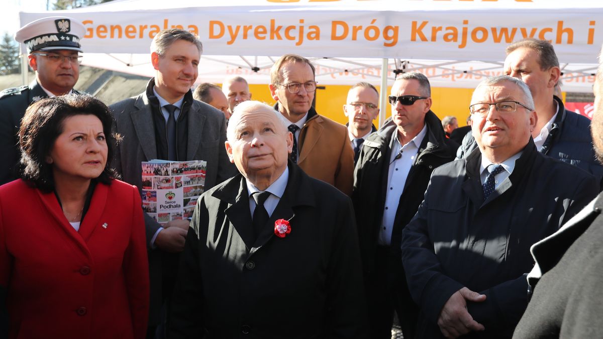 Skomielna Biała, 12.11.2022. Front, od lewej: posłanka PiS Anna Paluch, prezes PiS Jarosław Kaczyński oraz minister infrastruktury Andrzej Adamczyk podczas uroczystości otwarcia przebiegającego w tunelu odcinka drogi ekspresowej S7 Skomielna Biała-Naprawa oraz nadania mu imienia Marii i Lecha Kaczyńskich, w miejscowości Skomielna Biała, 12 bm. Dwukomorowy tunel wydrążony w masywie góry Luboń Mały ma długość 2,06 km. Każda z naw posiada dwa pasy ruchu o szerokości po 3,5 m każdy oraz dodatkowo pas awaryjny o szerokości 3 m. Wysokość tunelu wynosi 4,7 m. (amb) PAP/Grzegorz Momot