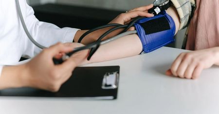 Niskie ciśnienie w ciąży – przyczyny i objawy. Czy to niebezpieczne?