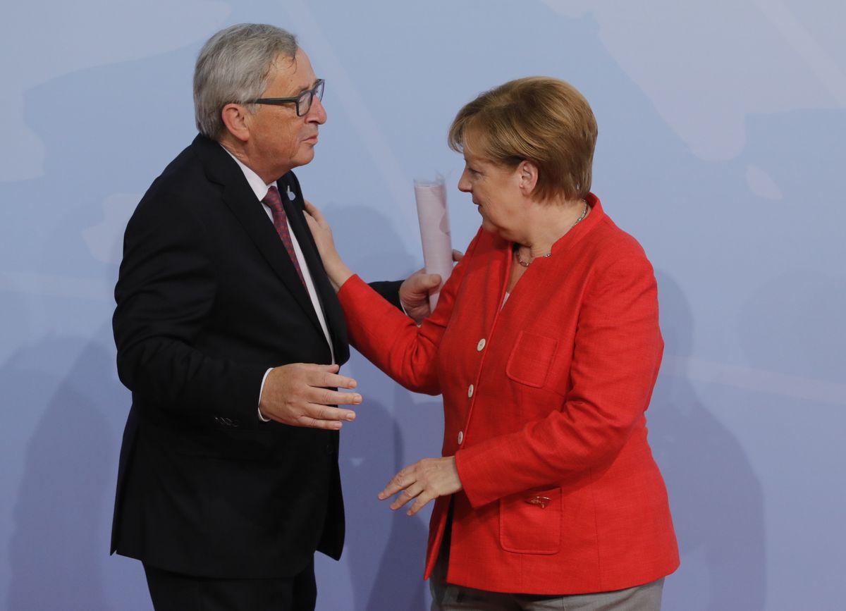 Merkel i Juncker rozmawiają o Polsce. Warszawa jest pod coraz większą presją