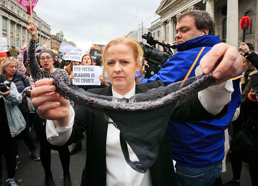 Irlandia: Masowy protest kobiet. Pokazują swoją bieliznę. Solidaryzują się ze zgwałconą nastolatką