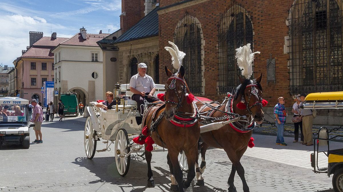 Dorożki znikają z krakowskiego rynku