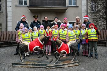 Poznańskie koziołki gotowe na zimę. Przedszkolaki ubrały rzeźbę w świąteczne stroje