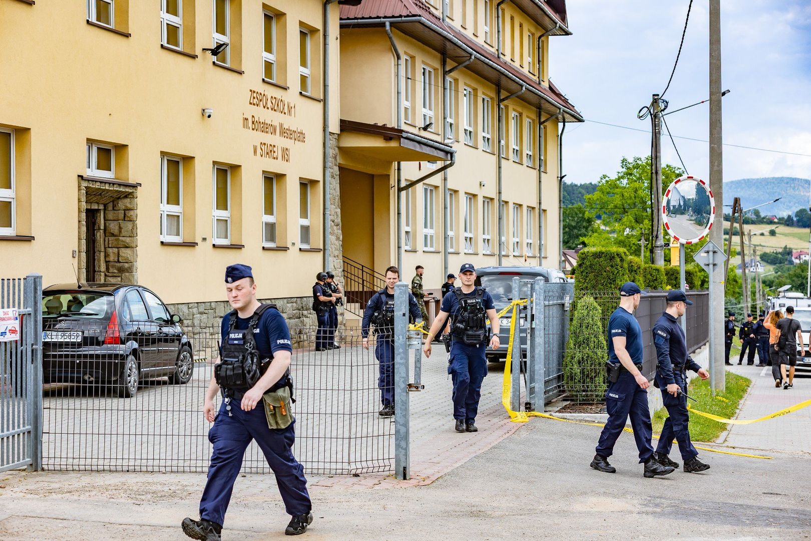 W Starej Wsi pod Limanową stacjonują setki policjantów