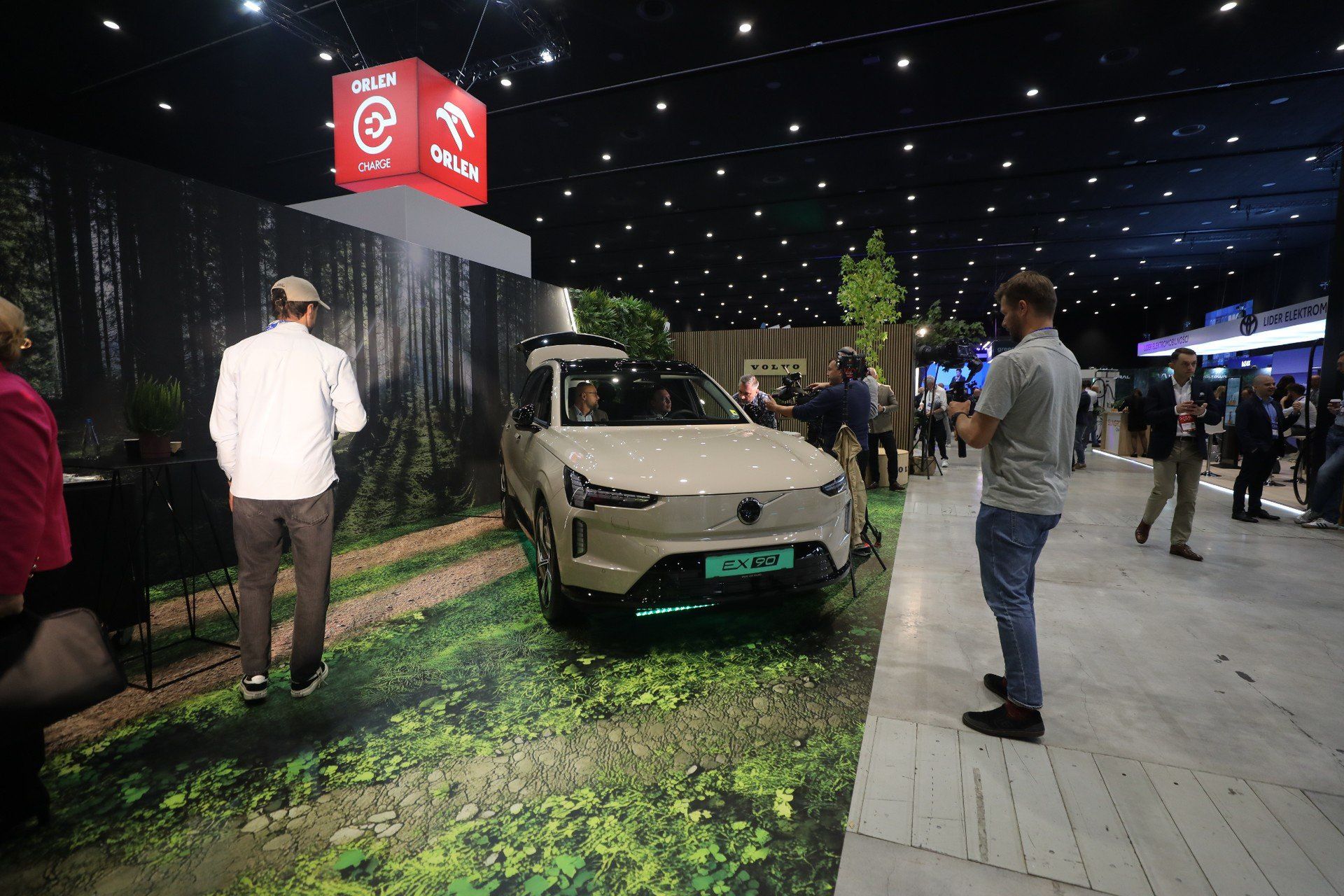 Kongres Nowej Mobilności w Katowicach. Podpisano porozumienie sektorowe ułatwiające przyłączenia stacji ładowania aut elektrycznych do sieci