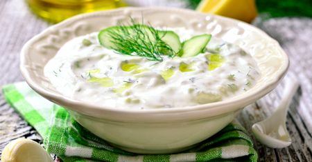Ścieram ogórki i dodaję jogurt. Grecy wiedzą, że na upały nie ma lepszego dodatku do obiadu