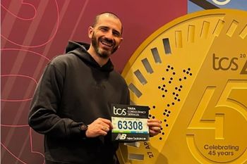 Legendarny piłkarz przebiegł maraton. Świętował na swój sposób