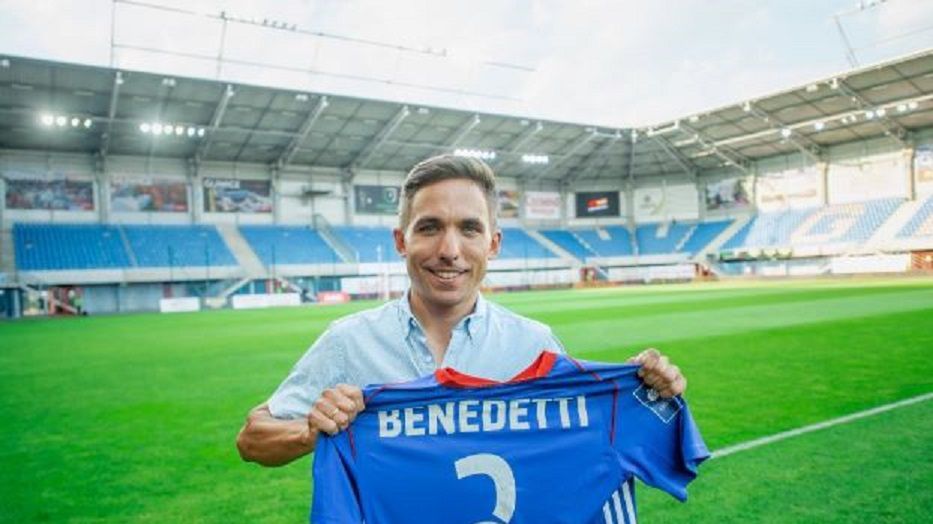Twitter / benedetticesare / Na zdjęciu: Cesare Benedetti z koszulką Piasta Gliwice