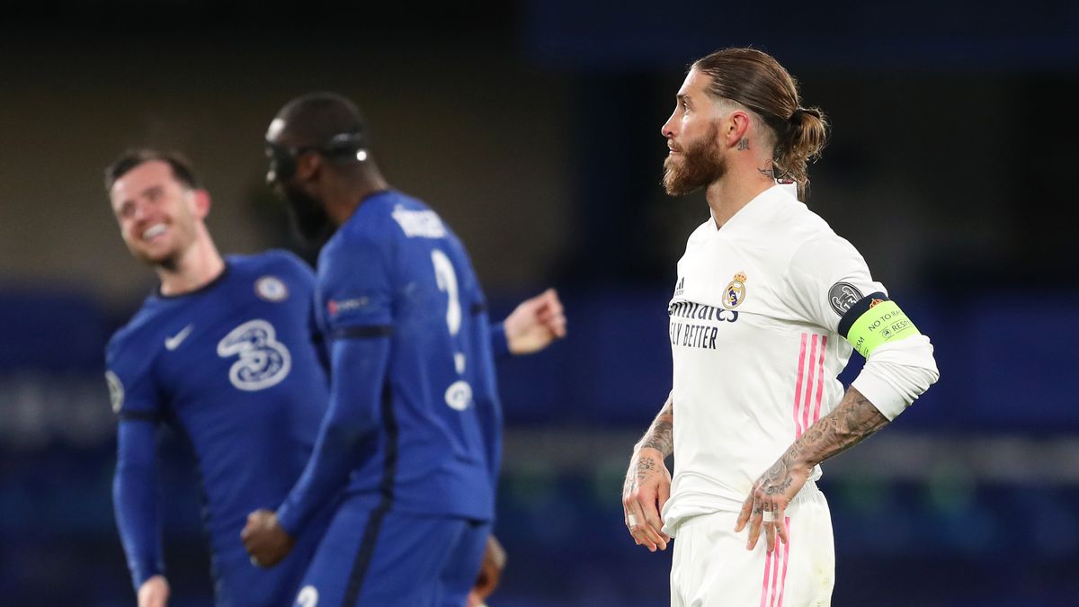 Sergio Ramos (pierwszy z prawej) W tle piłkarze Chelsea FC