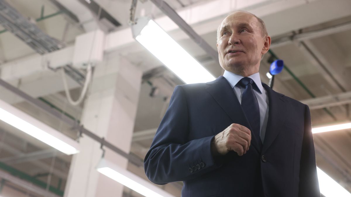 TOGLATTI, RUSSIA - JANUARY 28: (RUSSIA OUT) Russian President Vladimir Putin smiles during his meeting with workers while visiting the AvtoVAZ automobile plant January 28, 2025 in Togliatti, Russia. Putin was on a day-long trip to Samara Oblast region, visiting the state-owned auto-maker, Russia's largest.  (Photo by Contributor/Getty Images)