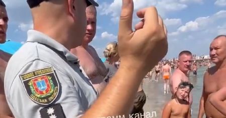Tłumy na plażach w Odessie. Nie przeszkodziła im  mina