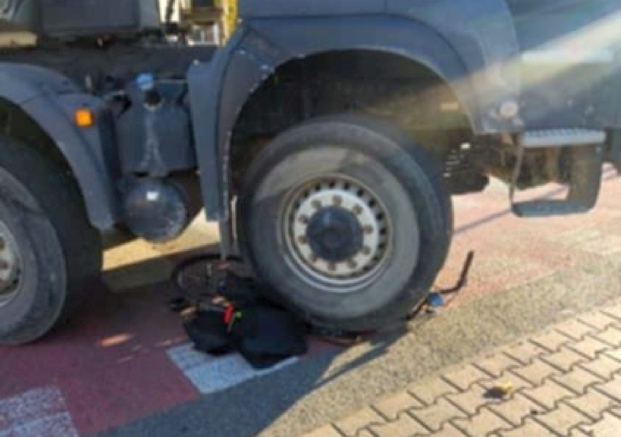 Rowerzysta cudem uszedł z życiem. Jednoślad znalazł się pod kołami ciężarówki (zdjęcia)