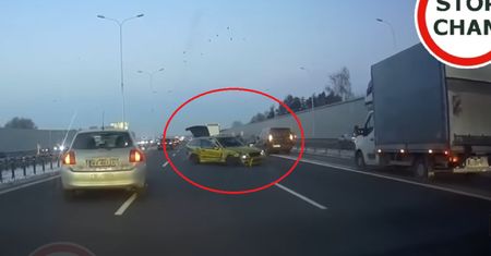 Złoty mercedes na S2. Ludzie patrzą i kipią z oburzenia