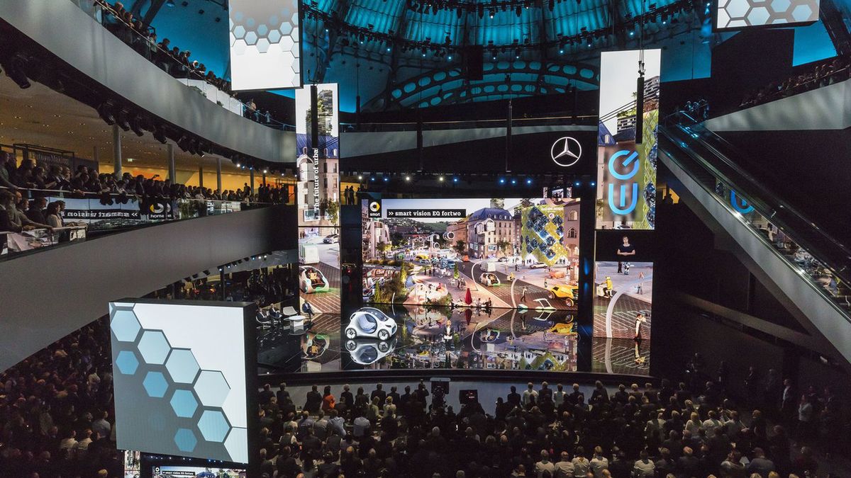 Tak prezentowało się stoisko Mercedesa na ostatniej edycji. W tym roku nie spodziewamy się mniejszego rozmachu