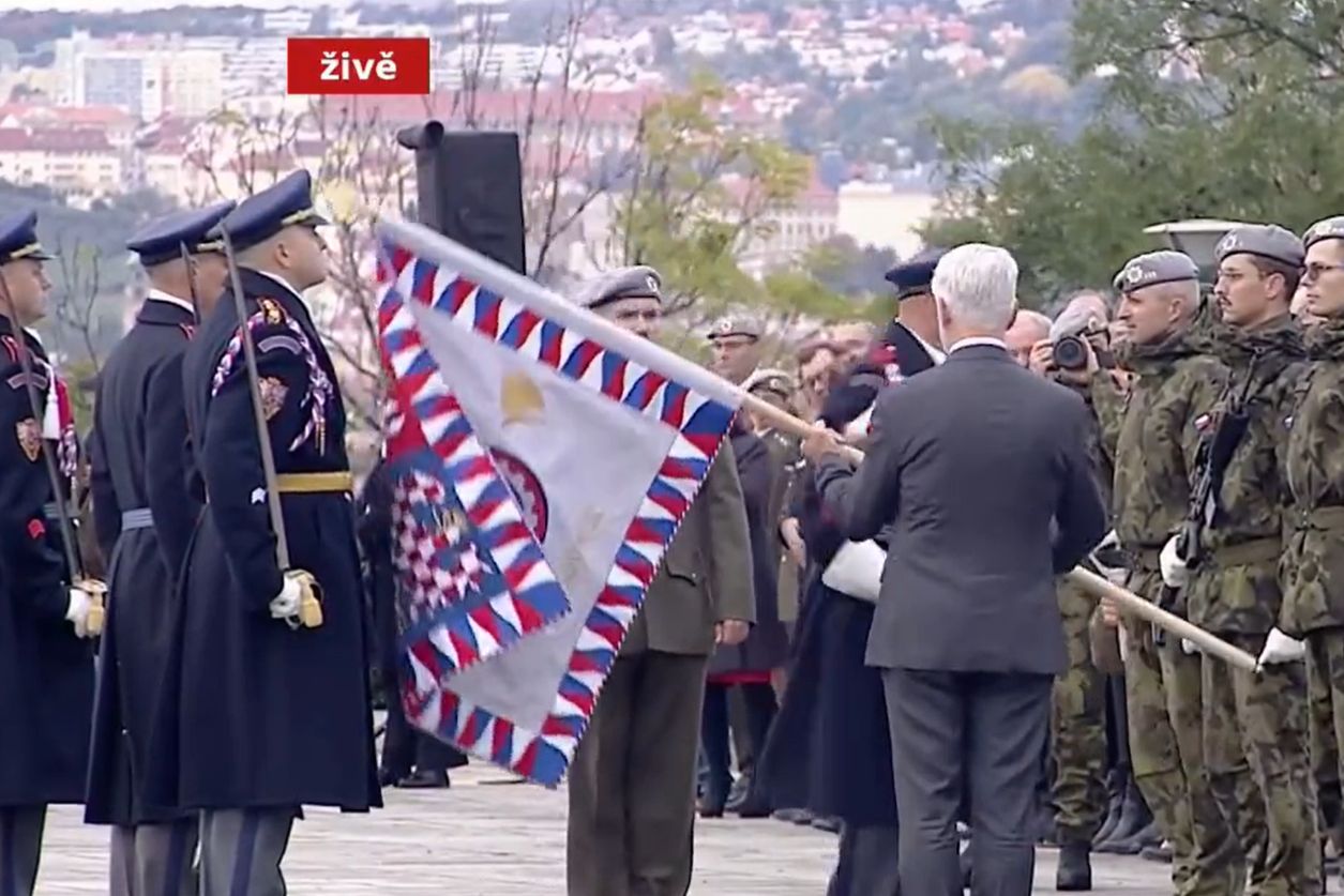 Prezydent Czech zdzielił żołnierza na wizji. Zobacz, co zrobił potem