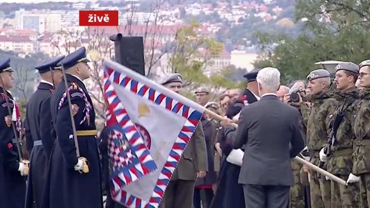 Prezydent Petr Pavel trafił żołnierza w głowę sztandarem, szybko za to przeprosił 