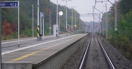 Peron widmo na Śląsku. Są zegary, głośniki z komunikatami PKP, ale nie zatrzymują się... pociągi. Witamy w dzielnicy Rybnika