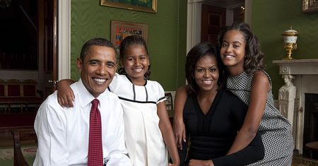 Córki Obamów zniknęły z pola widzenia. Barack powiedział, co się z nimi dzieje