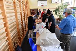 Wybory prezydenckie 2020. W Kaliszu wyborcy narażeni na "prysznic środkiem dezynfekującym"