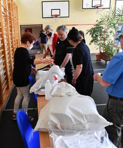 Wybory prezydenckie 2020. W Kaliszu wyborcy narażeni na "prysznic środkiem dezynfekującym"