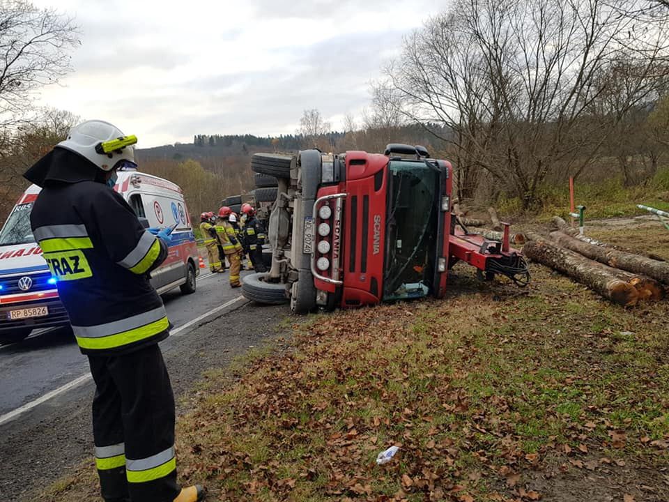 Olszany. Wypadek ciężarówki z drewnem