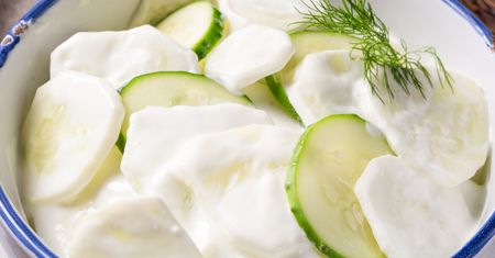 Czyszczą jelita jak miotełka i zbijają cholesterol. Wystarczy posypać mizerię