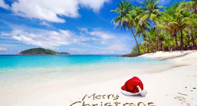 Plaża pod palmami zamiast tradycyjnych świąt z choinką