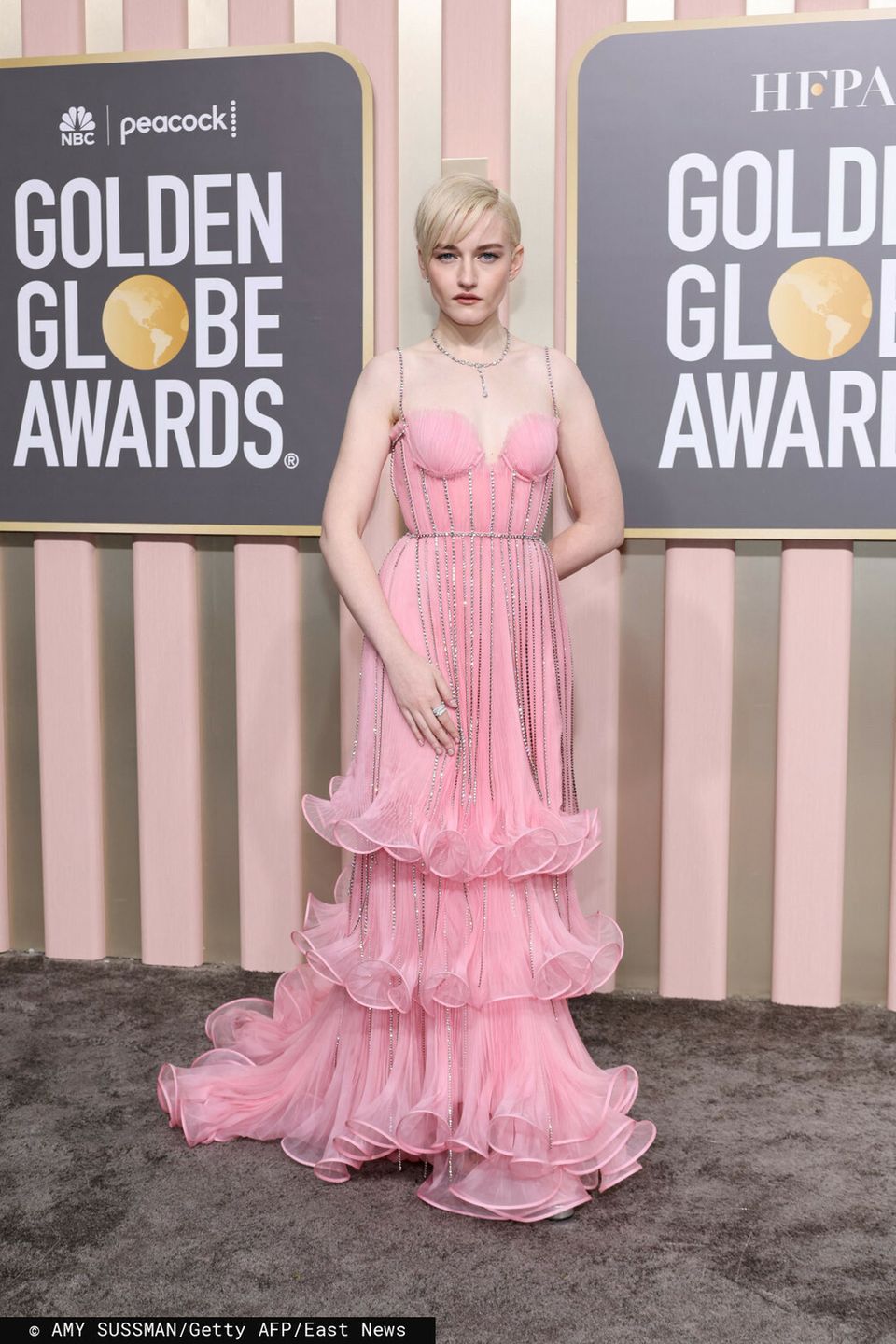 Julia Garner – Złote Globy 2023, kreacja: Gucci