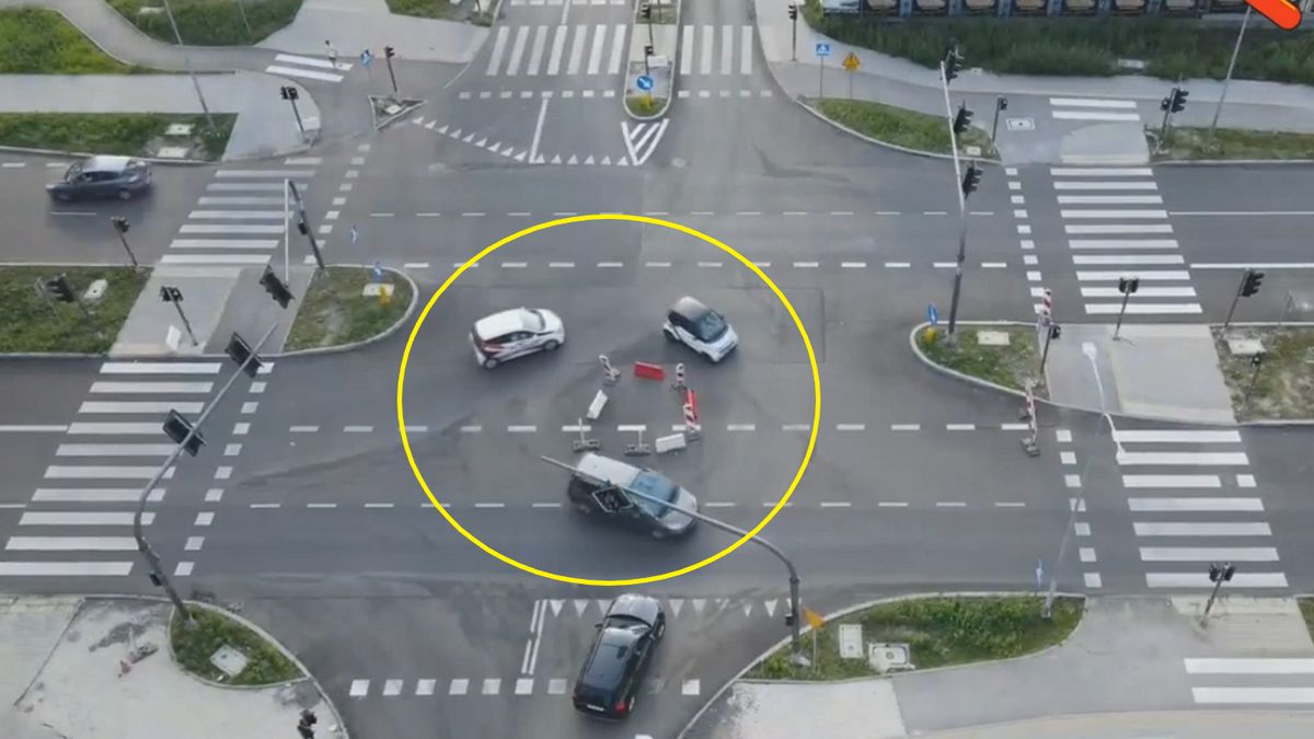 Niby-rondo z plastikowych separatorów na ulicy Zagnańskiej w Kielcach. 