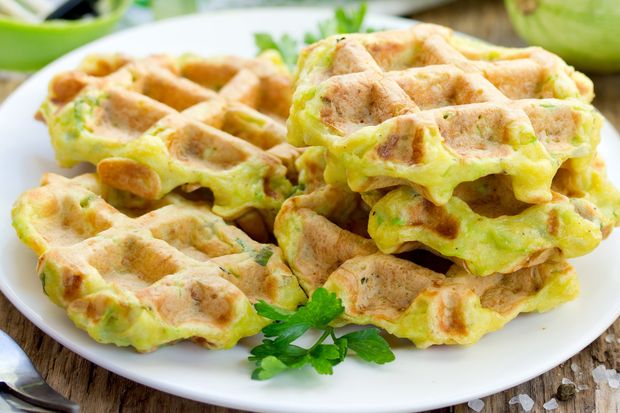Biorę cukinię i serek wiejski. Po chwili mam górę chrupiących gofrów