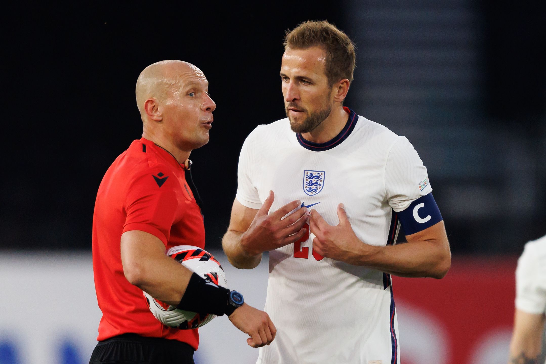 Szymon Marciniak i Harry Kane