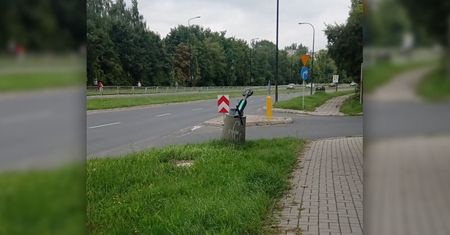 Kolejny akt wandalizmu z hulajnogami w tle. Ktoś wrzucił jedną z nich do kosza