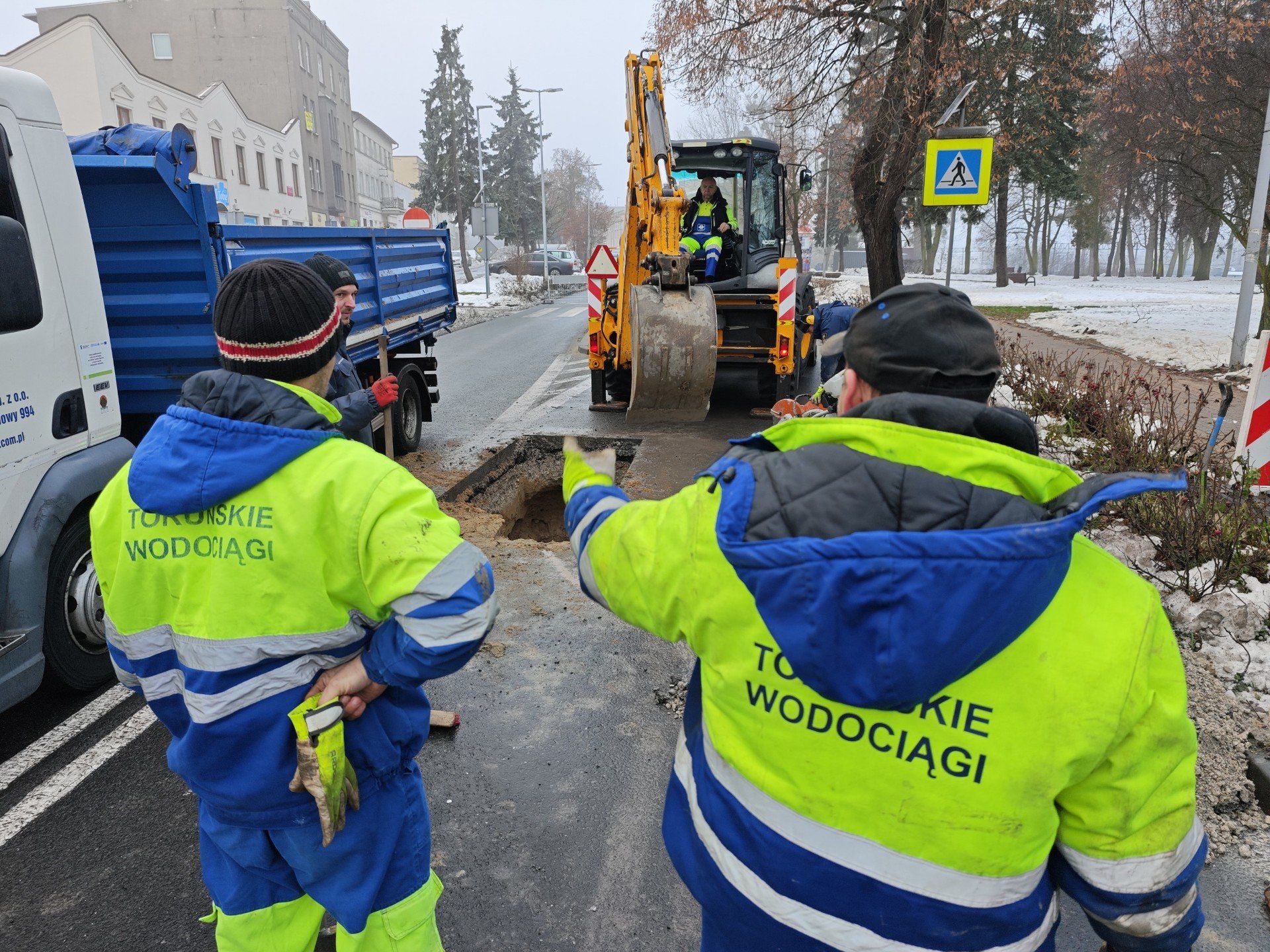 Pracownicy Toruńskich Wodociągów naprawiają rurę, która pękła na wysokości Domu Muz przy Poznańskiej. To druga w ciągu tygodnia awaria wodociągu na ul. Poznańskiej i trzecia w ciągu miesiąca na lewobrzeżu.