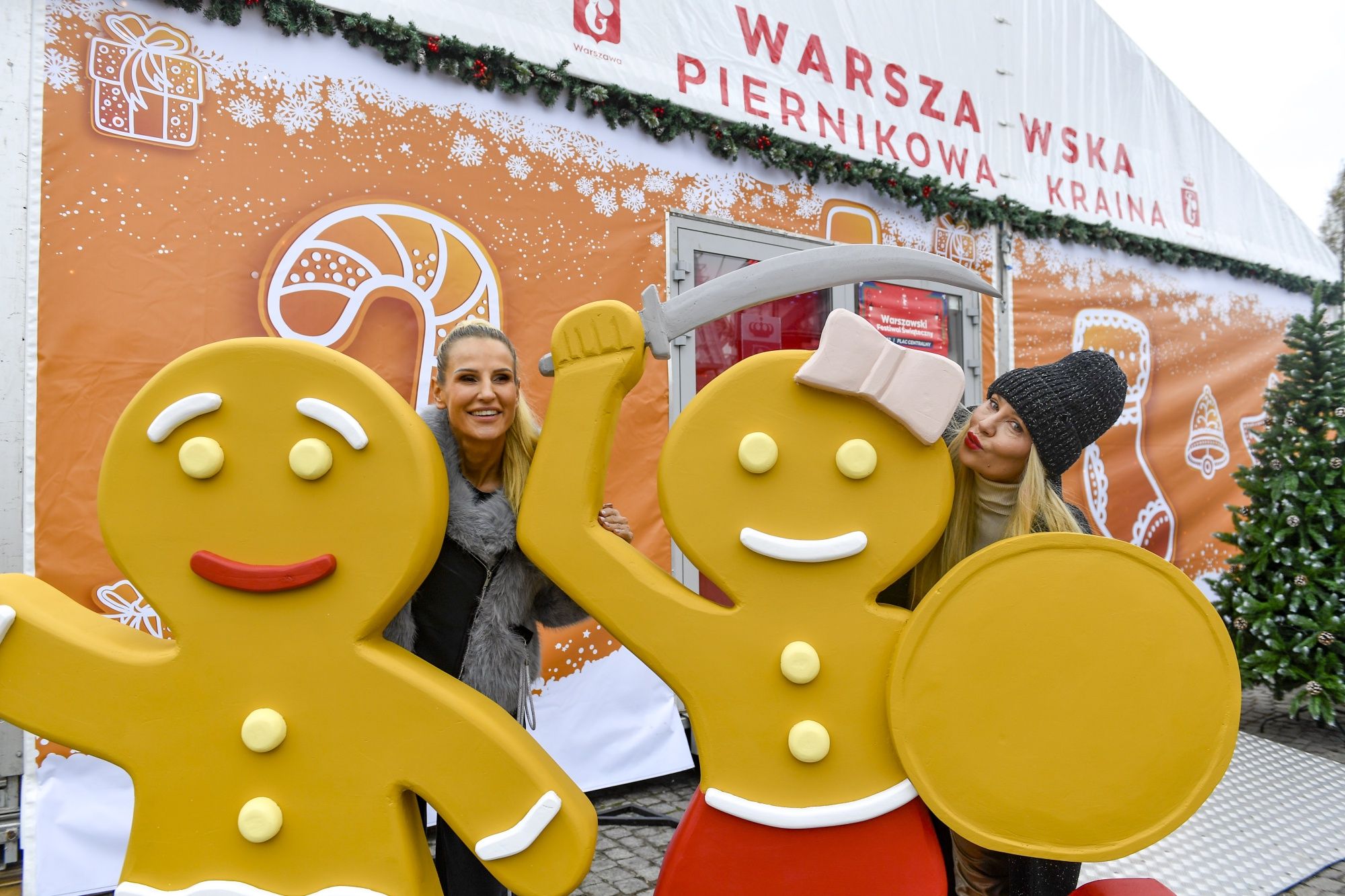 Dominika Tajner i Monika Jarosińska na jarmarku świątecznym