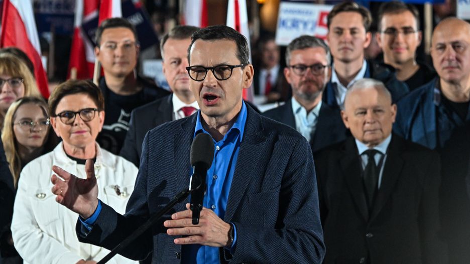 Sandomierz, 13.10.2023. Kampania wyborcza do parlamentu 2023. Premier Mateusz Morawiecki przemawia podczas wiecu wyborczego Prawa i Sprawiedliwości na Rynku w Sandomierzu, 13 bm. (jm) PAP/Radek Pietruszka