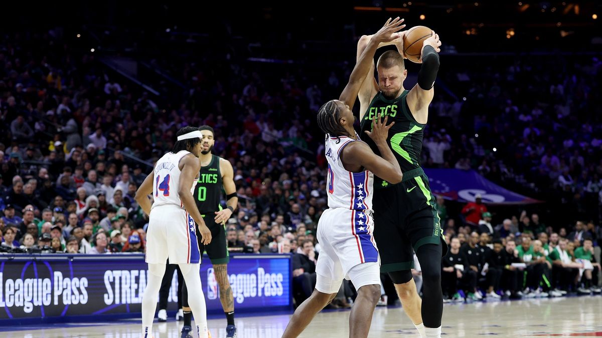 Getty Images / Emilee Chinn / Na zdjęciu: Koszykarze podczas meczu Philadelphia 76ers - Boston Celtics.